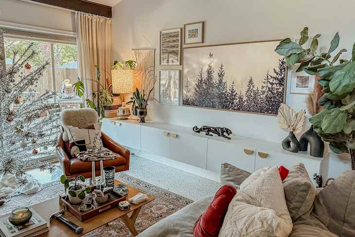 tour-a-mid-century-modern-house-decorated-for-the-holidays-apartment